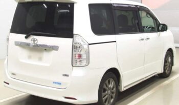 
									TOYOTA VOXY (2013) full								